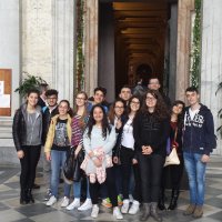 Foto di gruppo davanti alla Porta Santa di San Giovanni in Laterano 